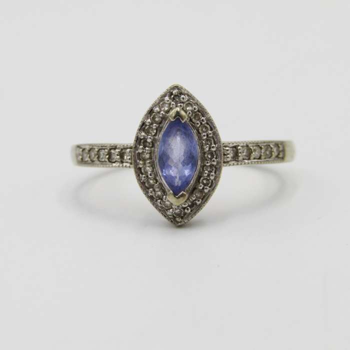 9kt White gold amethyst and diamond ring - weighs 3,0g - size P 1/2