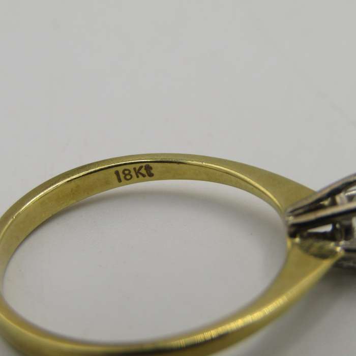 18kt Yellow gold diamond ring with 0,60ct diamond - weight 2,6g - size N 1/2