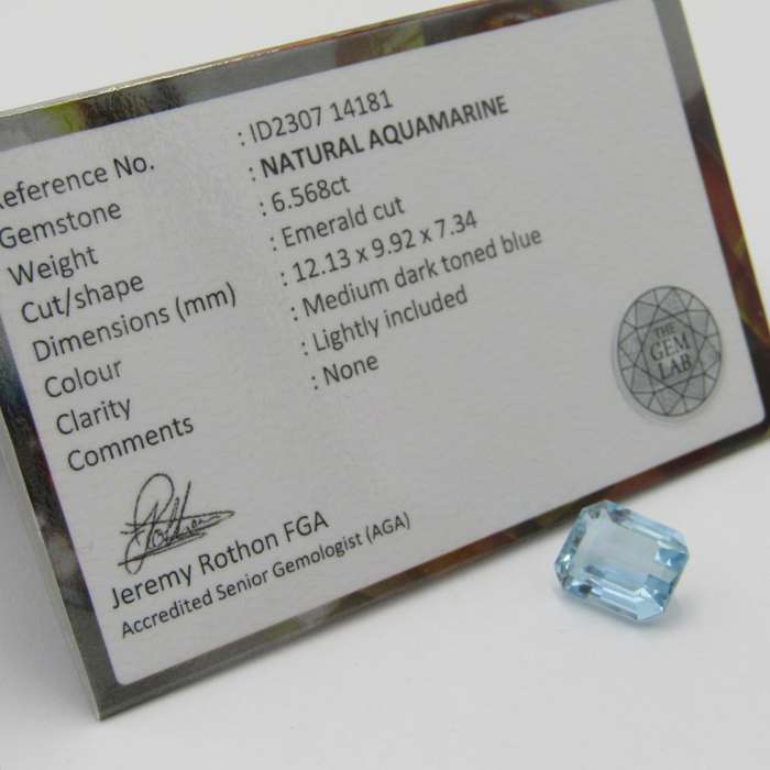 Natural Aquamarine - 6,56 carat - Medium dark toned blue cut Emerald, with Gemlab certificate