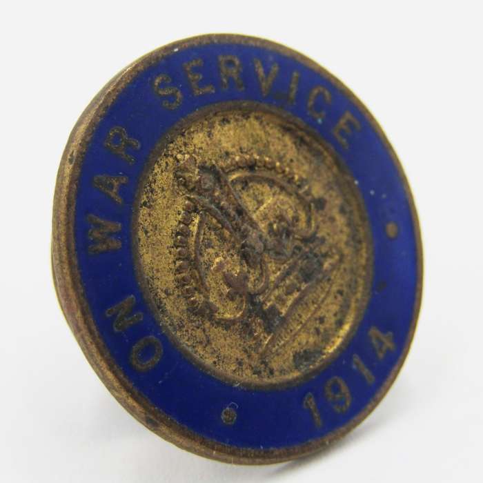 1914 WW1 On War service button badge