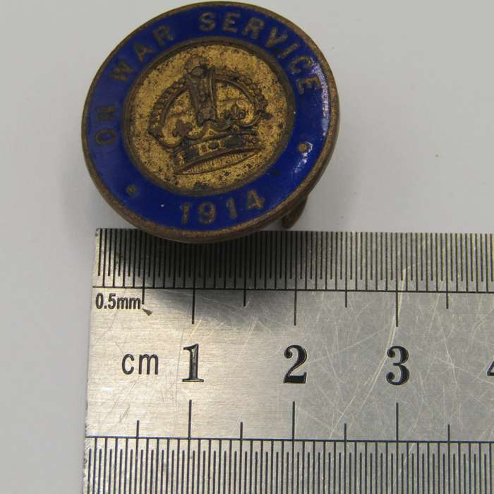 1914 WW1 On War service button badge