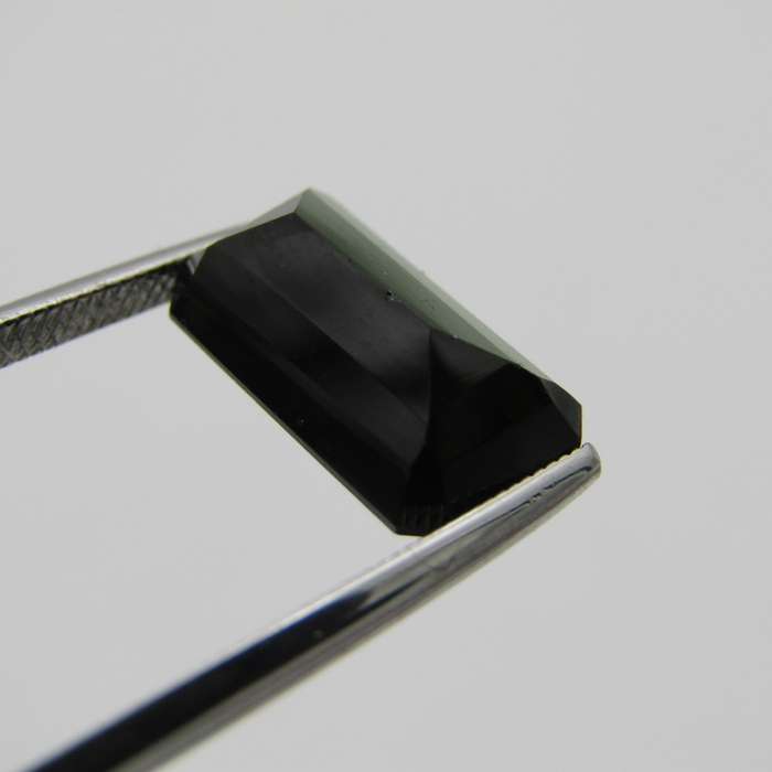Dark toned Green Tourmaline of 5,59 carat Emerald cut with Gemlab certificate