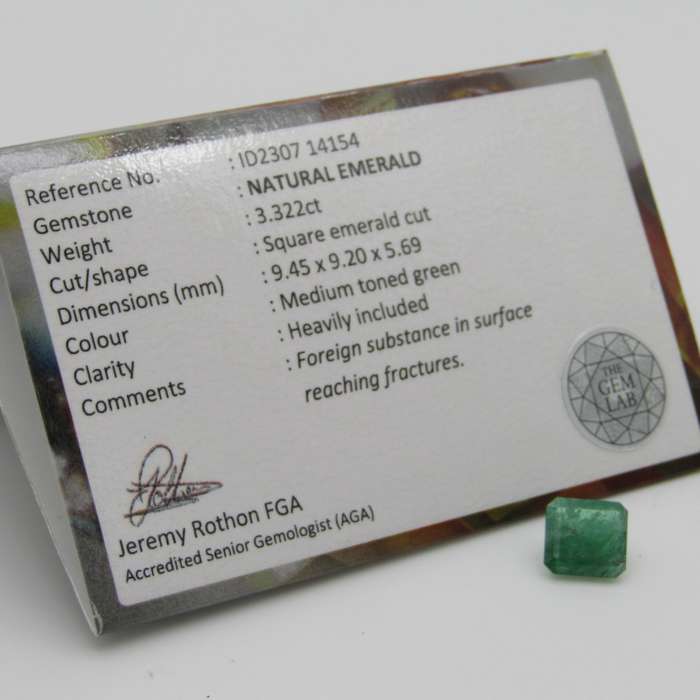 Natural Emerald of 3,32 carat Medium toned green square Emerald cut with Gemlab certificate