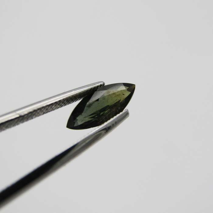 Natural Sapphire of 1,02 carat - Marquise cut - medium dark toned brown with Gemlab certificate
