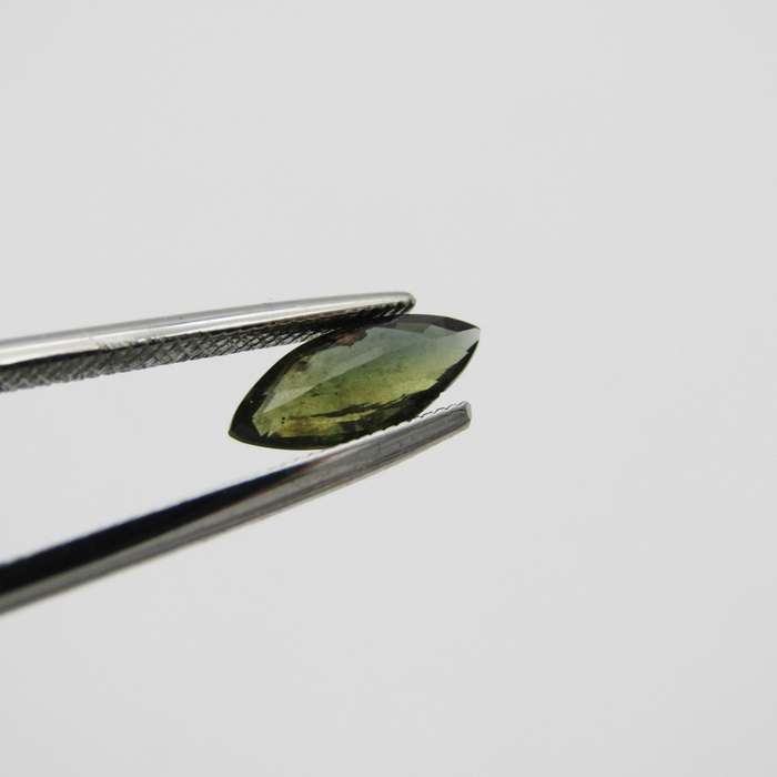 Natural Sapphire of 1,02 carat - Marquise cut - medium dark toned brown with Gemlab certificate