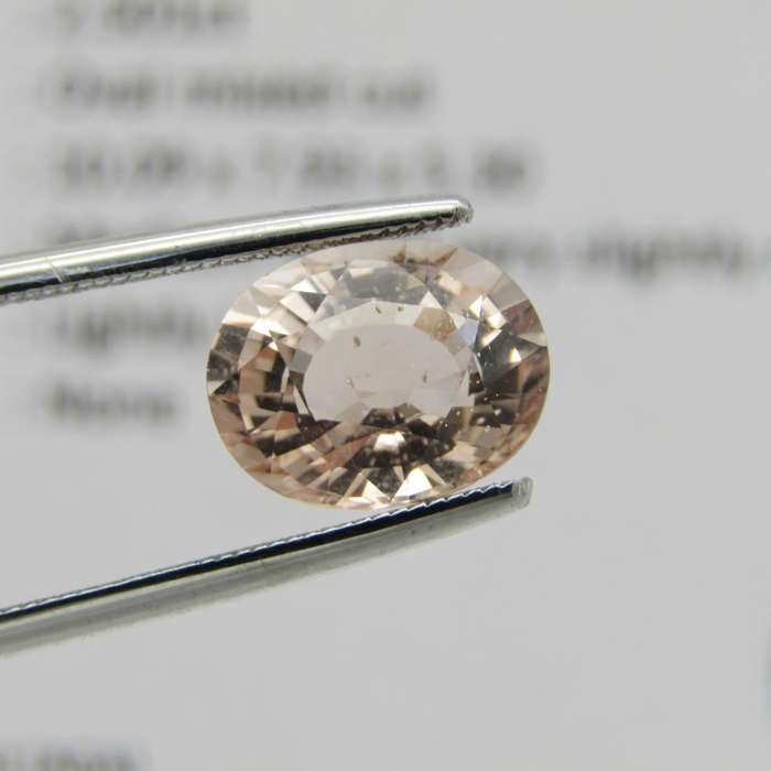 Natural Morganite of 2,5 carat oval mixed cut - slightly Orange Pink with Gemlab certificate
