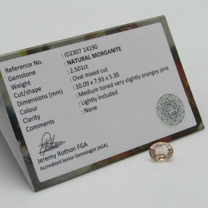 Natural Morganite of 2,5 carat oval mixed cut - slightly Orange Pink with Gemlab certificate