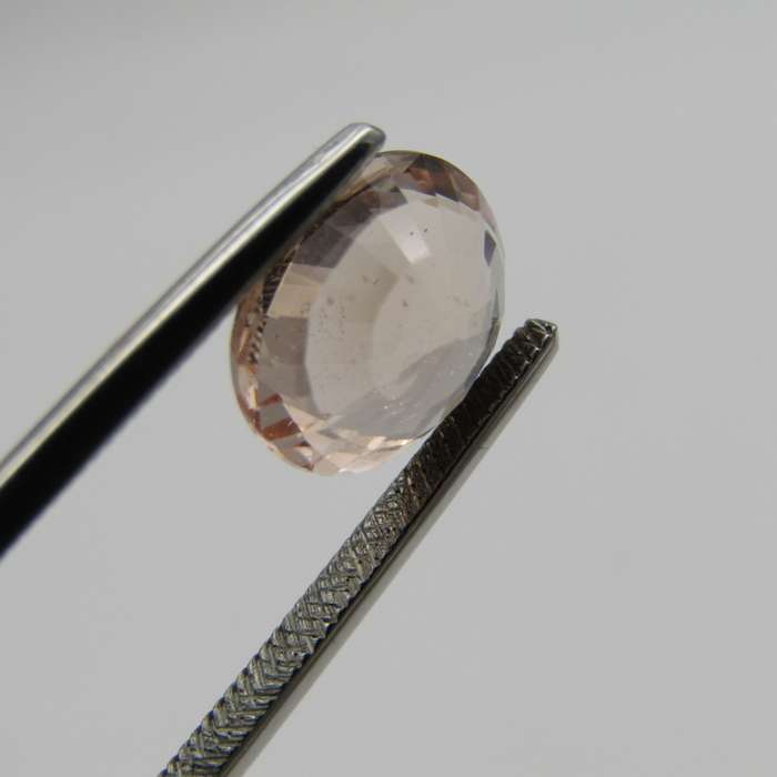 Natural Morganite of 2,5 carat oval mixed cut - slightly Orange Pink with Gemlab certificate
