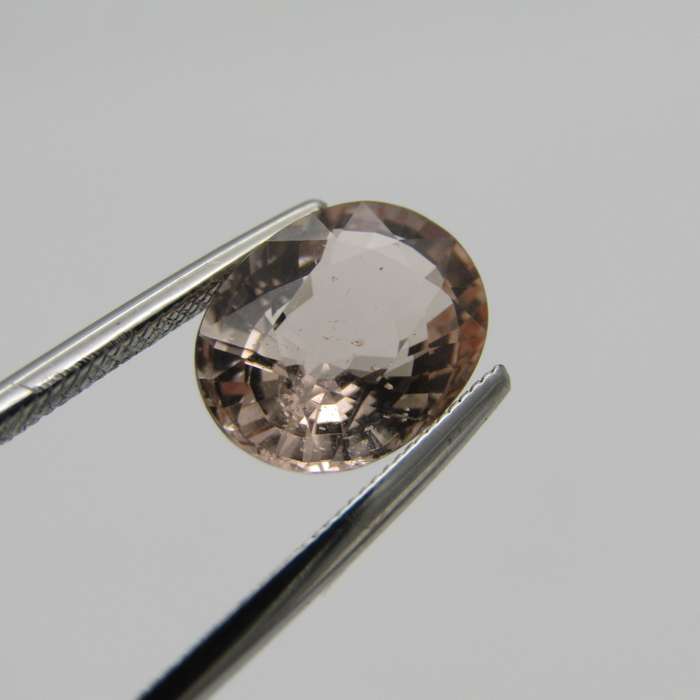 Natural Morganite of 2,5 carat oval mixed cut - slightly Orange Pink with Gemlab certificate