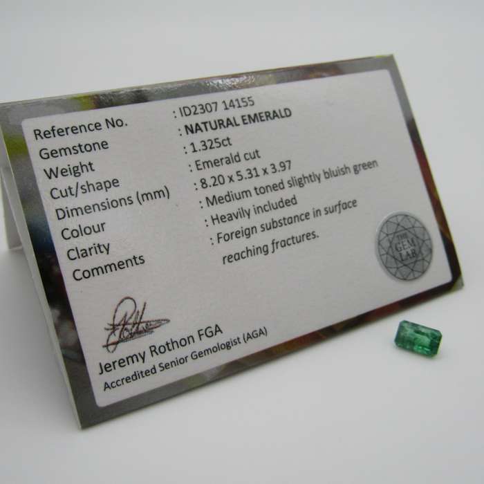 Natural Emerald of 1,325 carat - slightly bluish green with Gemlab certificate
