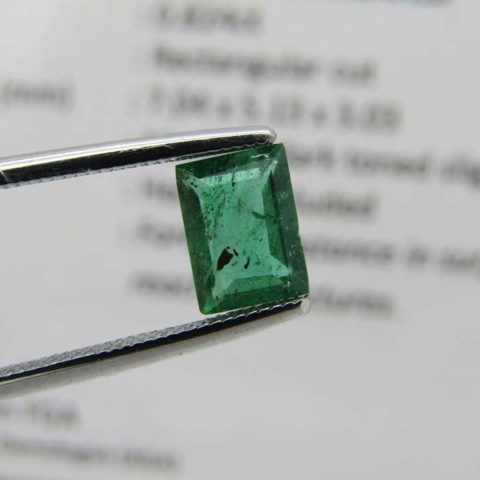 Natural Emerald of 0,82 carat - rectangular cut - slightly bluish green with Gemlab certificate