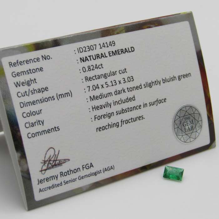 Natural Emerald of 0,82 carat - rectangular cut - slightly bluish green with Gemlab certificate