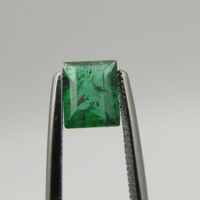 Natural Emerald of 0,82 carat - rectangular cut - slightly bluish green with Gemlab certificate