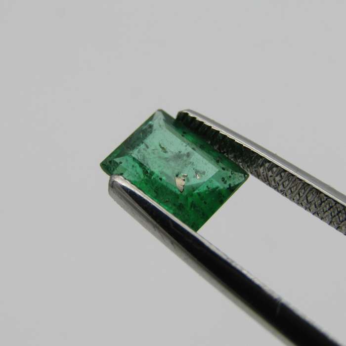 Natural Emerald of 0,82 carat - rectangular cut - slightly bluish green with Gemlab certificate