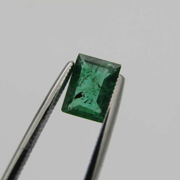 Natural Emerald of 0,82 carat - rectangular cut - slightly bluish green with Gemlab certificate