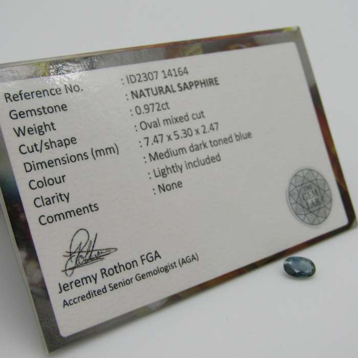 Natural Sapphire of 0,97 carat - oval mixed cut - medium dark toned blue with Gemlab certificate