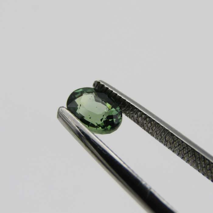 Natural Sapphire of 0,67 carat - Medium toned green - oval mixed cut - with Gemlab certificate