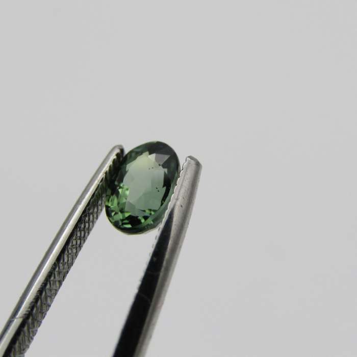 Natural Sapphire of 0,67 carat - Medium toned green - oval mixed cut - with Gemlab certificate