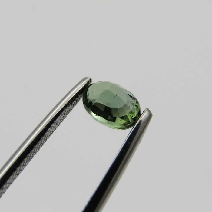 Natural Sapphire of 0,67 carat - Medium toned green - oval mixed cut - with Gemlab certificate