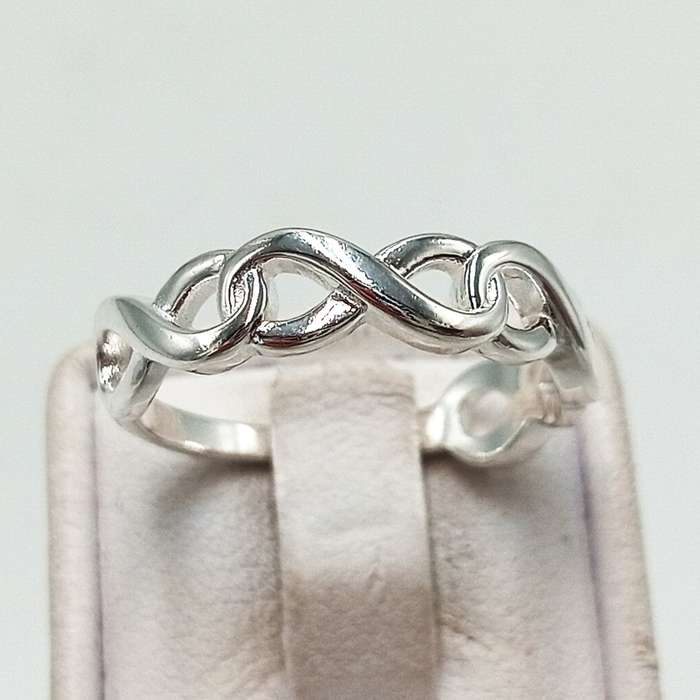 Sterling silver ring with infinity designs - size Q - 2.8g