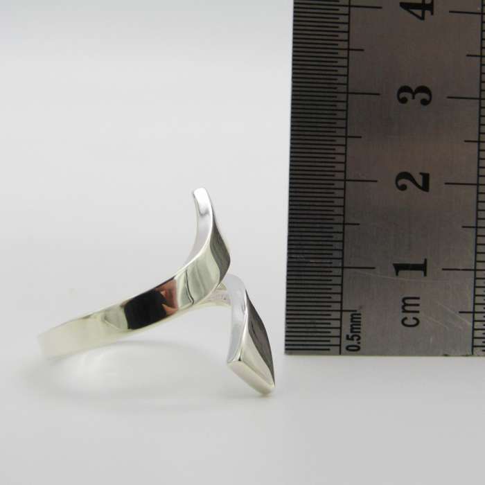 Interesting Sterling Silver ring - Size S - 4g
