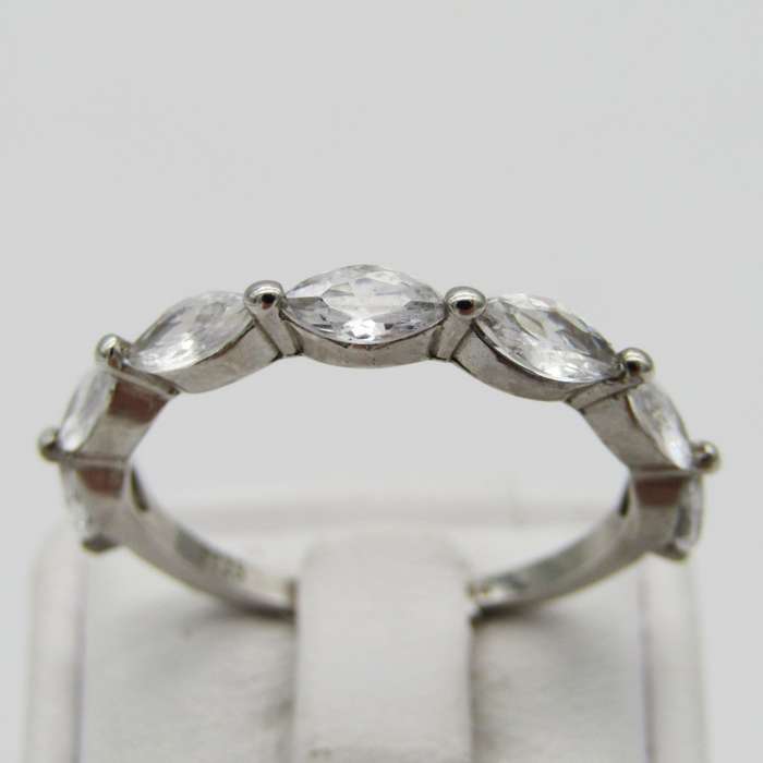 Sterling Silver ring with 7 clear stones - Size S - 2,1g