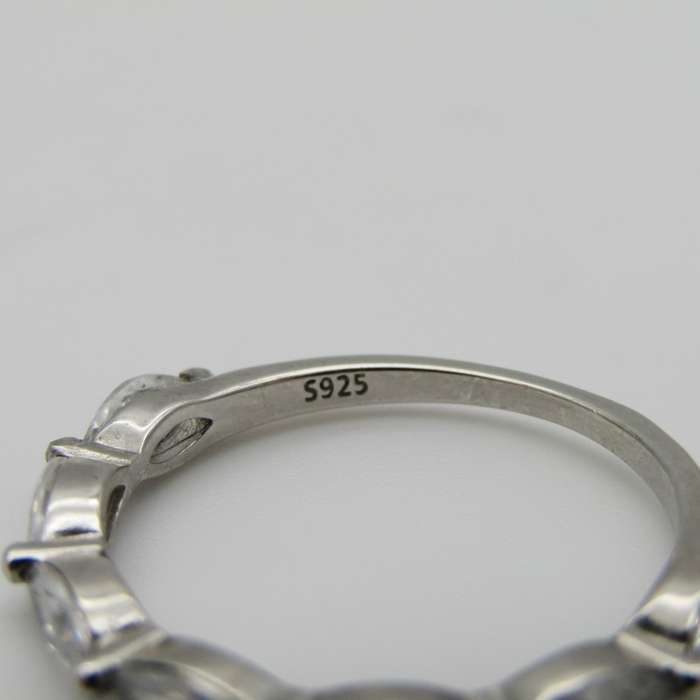 Sterling Silver ring with 7 clear stones - Size S - 2,1g
