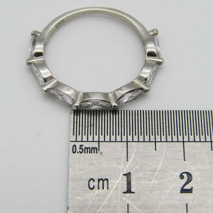 Sterling Silver ring with 7 clear stones - Size S - 2,1g