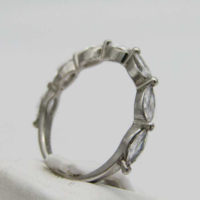Sterling Silver ring with 7 clear stones - Size S - 2,2g