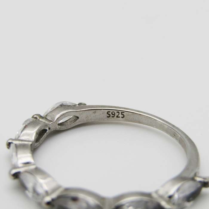 Sterling Silver ring with 7 clear stones - Size S - 2,2g