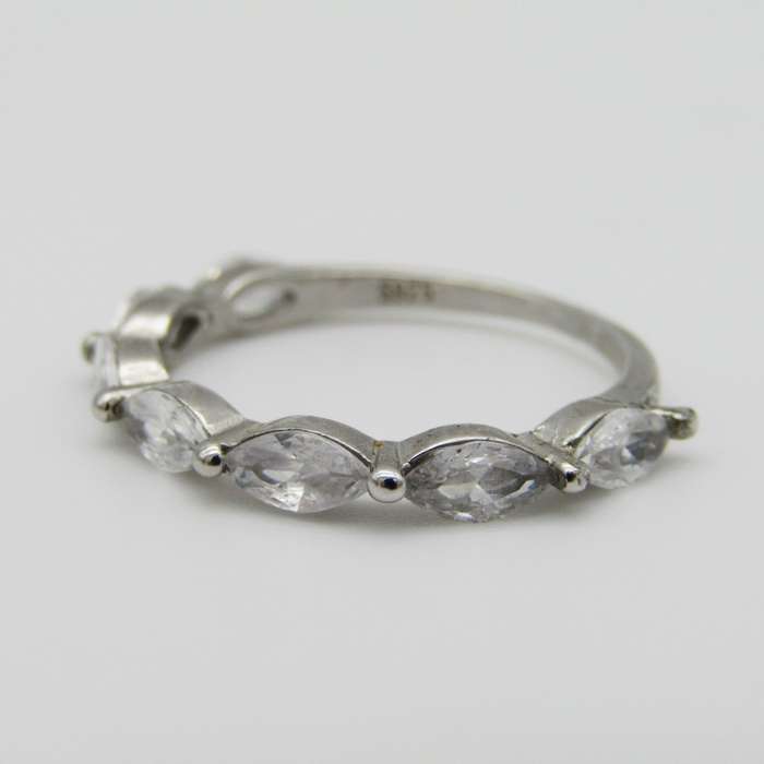 Sterling Silver ring with 7 clear stones - Size S - 2,2g