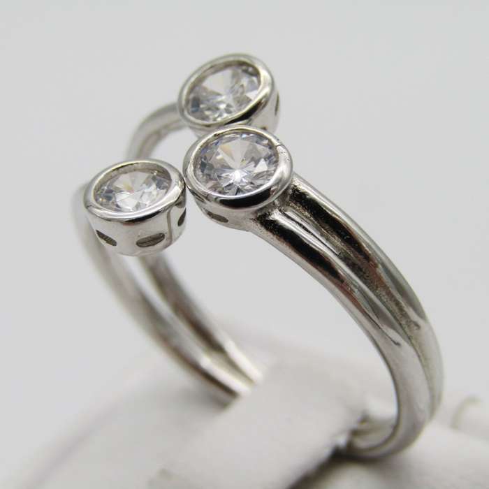 Sterling Silver ring with 3 clear stones - Size S - 3,3g