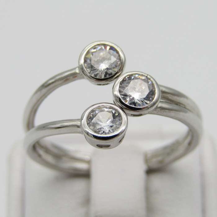 Sterling Silver ring with 3 clear stones - Size S - 3,3g