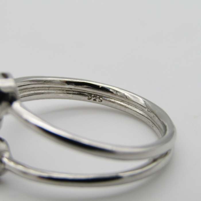 Sterling Silver ring with 3 clear stones - Size S - 3,3g