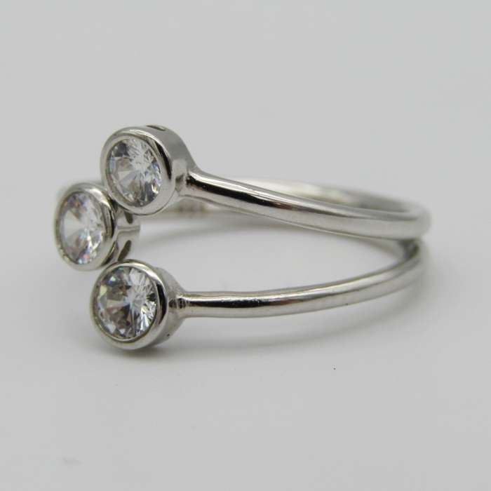 Sterling Silver ring with 3 clear stones - Size S - 3,3g