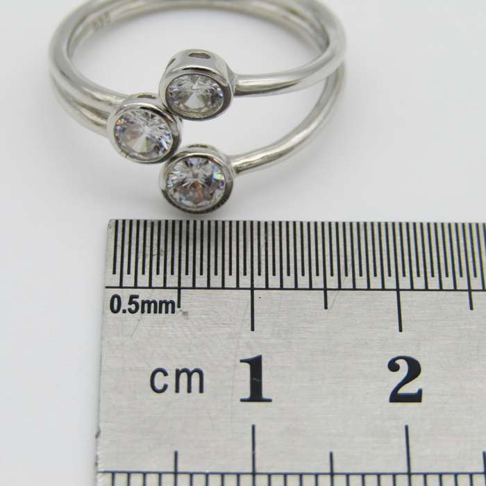 Sterling Silver ring with 3 clear stones - Size S - 3,3g