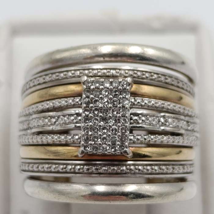 9kt White and Yellow gold diamond cluster ring set - size L 1/2 - weighs 11,5g
