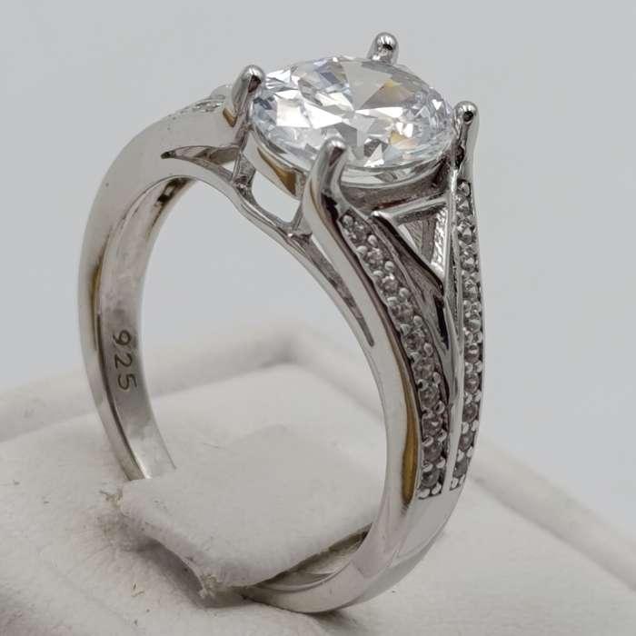 Stunning Sterling silver ring with large clear stone - size M - 3.7g