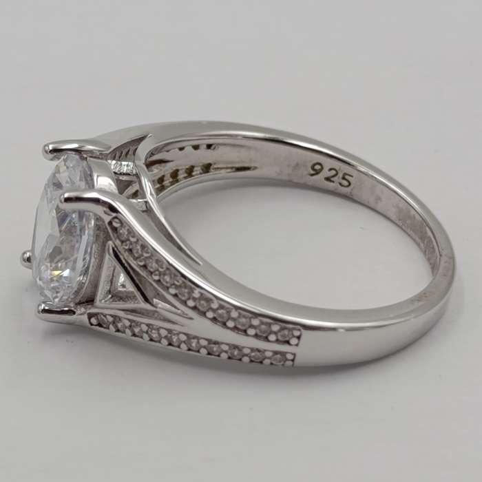 Stunning Sterling silver ring with large clear stone - size M - 3.7g