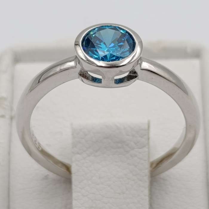 Beautiful Sterling silver ring with light blue stone - size P - 2.5g