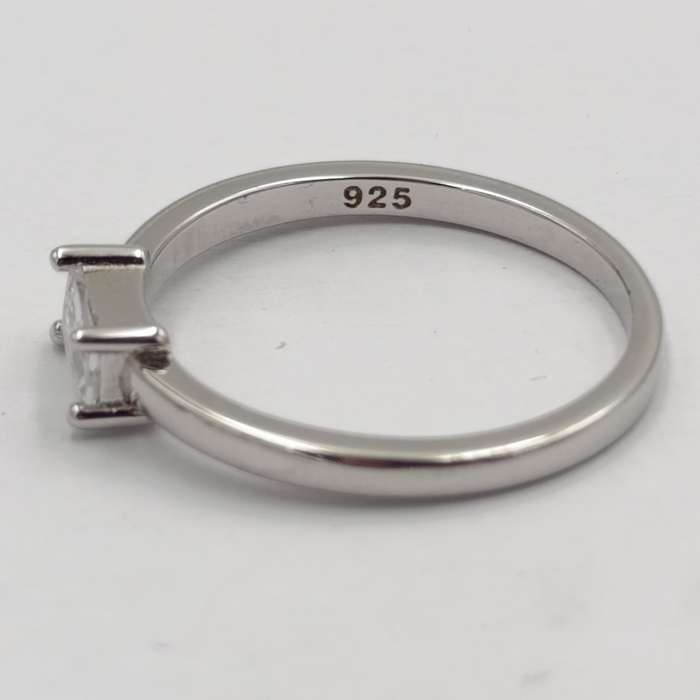Beautiful Sterling silver ring with clear stone - size M - 1.7g