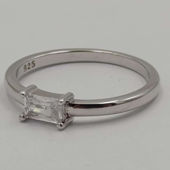 Beautiful Sterling silver ring with clear stone - size M - 1.7g