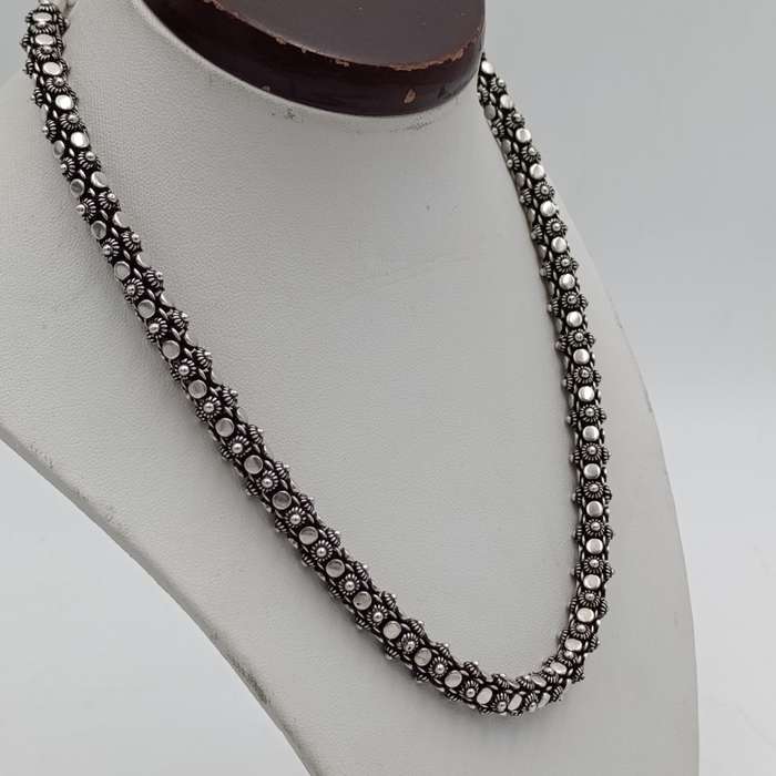 Very Unique design sterling silver necklace - weighs 66.5g - length 43.5g
