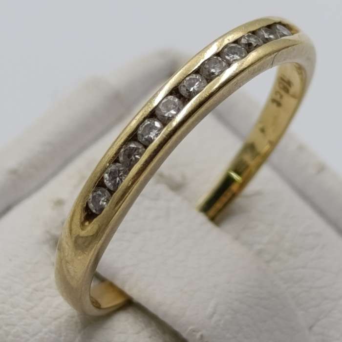 18kt Yellow gold diamond ring with 11 small diamonds - weighs 1.9g - size L 1/2