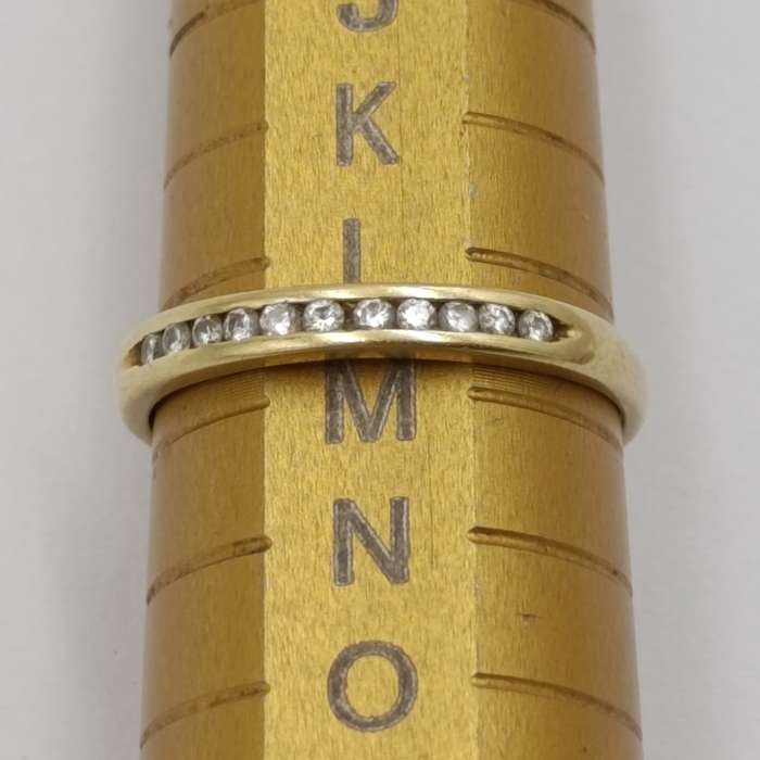 18kt Yellow gold diamond ring with 11 small diamonds - weighs 1.9g - size L 1/2