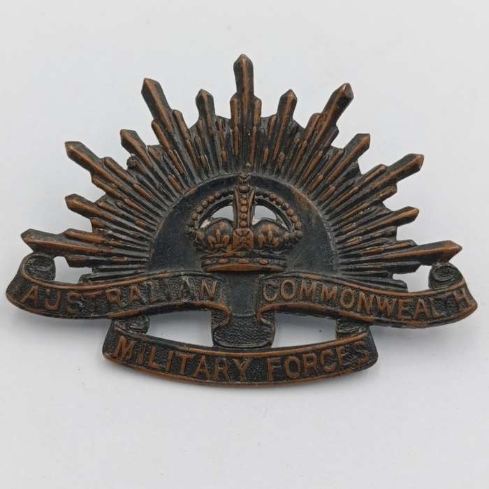 Austrailia Commonwealth military Forces cap badge with lugs