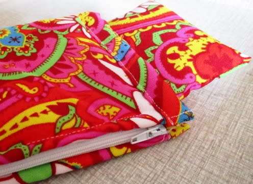 Barbie doll's sleeping bag and nightie set - green/red