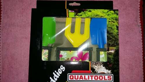 QUALITOOLS Kiddies Gardening Kitt - With Apron and 3 Mini Gardening Tools