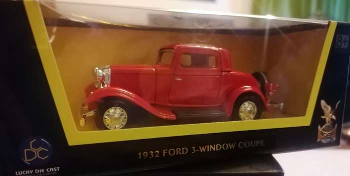 FORD 3 Window Coupe 1932 rouge 1:43 - LUCKY DIE CAST