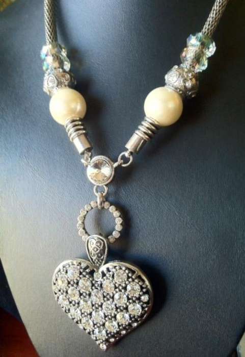 STUNNING AUSTRIAN CRYSTAL,FAUX PEARL, HEART PENDANT NECKLACE